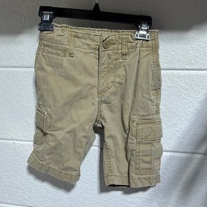 GAP boys size 5 khaki cargo shorts with adjustable waste, clasp close